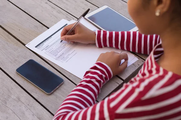 Overhead Medio Sectieweergave Van Een Afrikaanse Amerikaanse Vrouw Invullen Van — Stockfoto