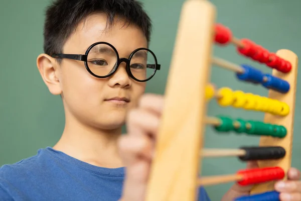 Nahaufnahme Eines Asiatischen Jungen Der Einem Klassenzimmer Der Grundschule Mit — Stockfoto