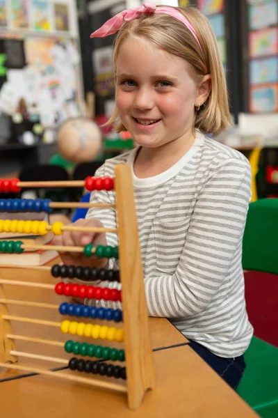 Porträtt Kaukasisk Skolflicka Tittar Kameran Samtidigt Lära Sig Matematik Med — Stockfoto