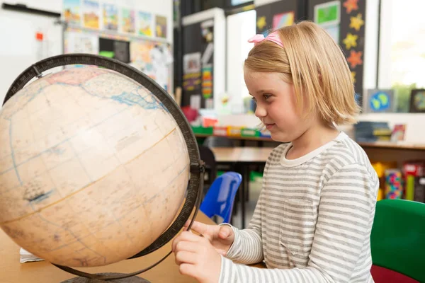 Vista Lateral Una Colegiala Caucásica Estudiando Globo Terráqueo Escritorio Aula — Foto de Stock