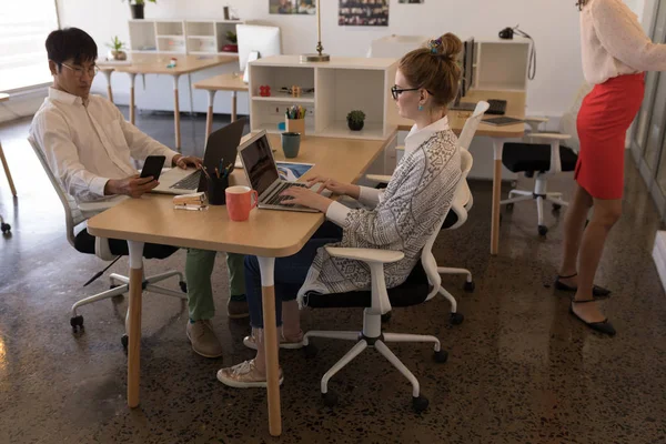Modern Ofis Dizüstü Bilgisayarlarda Çalışan Genç Çeşitli Arkadaşları Yan Görünüm — Stok fotoğraf