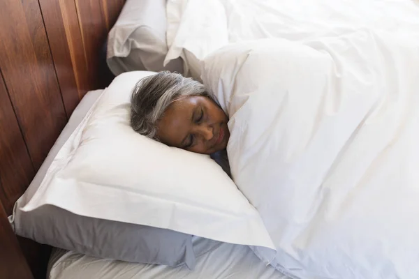 Close Van Een Hogere Afro Amerikaanse Vrouw Slapen Slaapkamer Thuis — Stockfoto