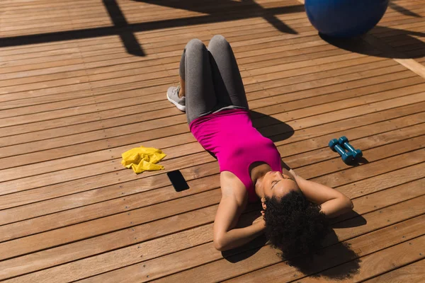 自宅フィットネス後裏庭でリラックス疲れた女性のハイアングル — ストック写真