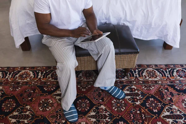 Low Section Handsome Senior African American Man Using Digital Tablet — Stock Photo, Image