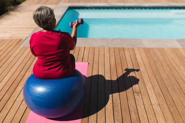 Vue Arrière Une Femme Afro Américaine Âgée Faisant Exercice Avec — Photo