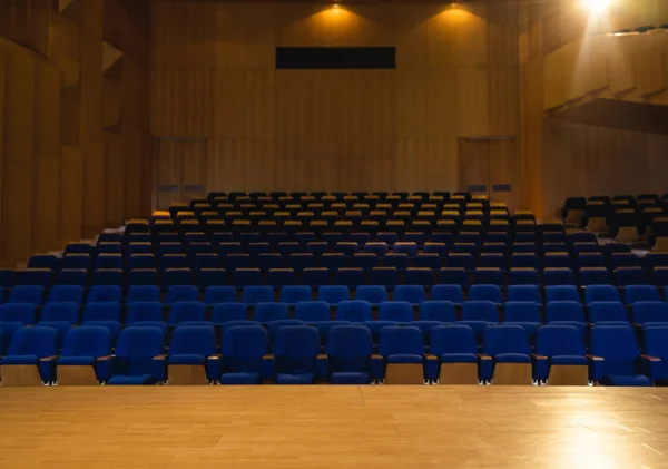Auditório Vazio Com Todas Luzes Acesas Com Cadeira Azul Redor — Fotografia de Stock