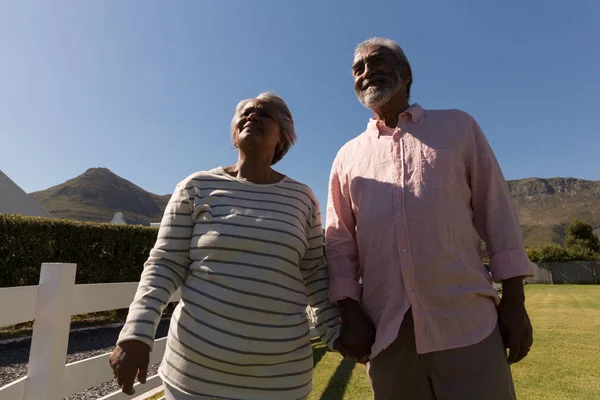 Low Angle Active Senior Couple Standing Hand Hand Park — Stock Photo, Image