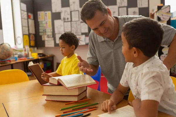 Front View Handsome Caucasian Male Teacher Teaching Cute Mixed Race — Stock Photo, Image