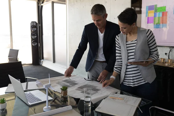 Side View Standing Mixed Race Business People Discussing Blueprint Modern — Stock Photo, Image