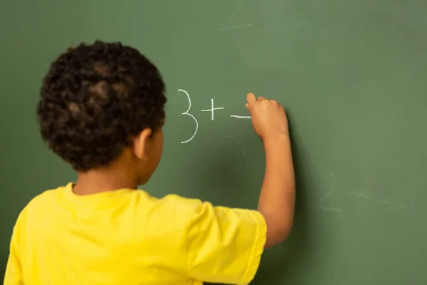 Vista Posteriore Scolaro Concentrato Razza Mista Che Matematica Greenboard Aula — Foto Stock