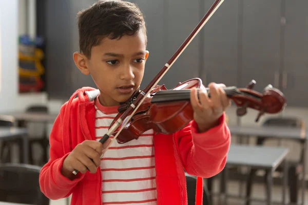 Vooraanzicht Van Schattige Gemengd Ras Schooljongen Spelen Viool Klas Basisschool — Stockfoto