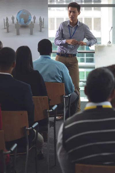 Vista Frontal Joven Empresario Asiático Bien Vestido Hablando Con Profesionales — Foto de Stock