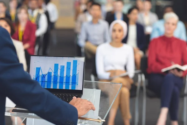 Rückansicht Eines Geschäftsmannes Mit Gemischter Rasse Der Auf Seinem Laptop — Stockfoto