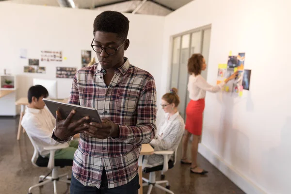 Frontansicht Eines Gut Aussehenden Afrikanisch Amerikanischen Männlichen Managers Mit Einem — Stockfoto