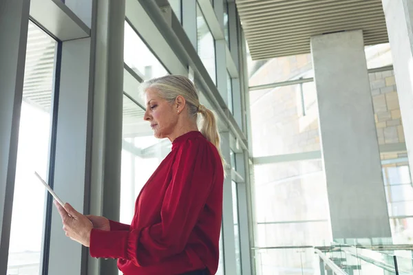 Sidovy Senior Kaukasiska Affärskvinna Med Digital Tablett Modern Kontorsbyggnad — Stockfoto