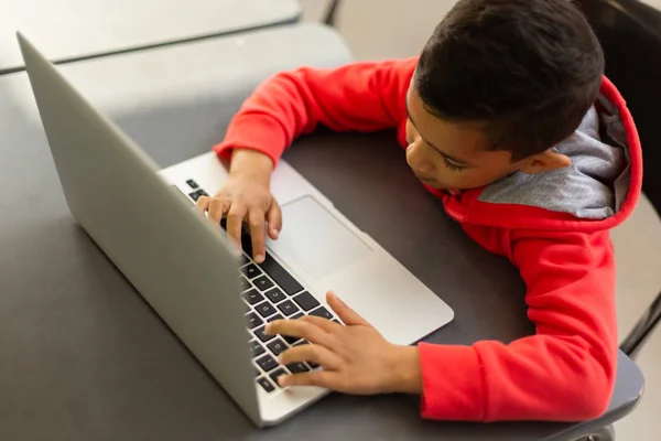 Magas Szög Kilátás Vegyes Verseny Iskolás Használ Laptop Pultnál Egy — Stock Fotó