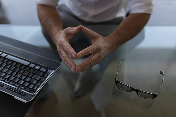 Männliche Führungskraft Mittleren Alters Sitzt Schreibtisch Büro Mit Nahaufnahme Der — Stockfoto