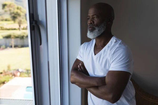 Vista Frontal Homem Afro Americano Sênior Pensativo Olhando Através Janela — Fotografia de Stock