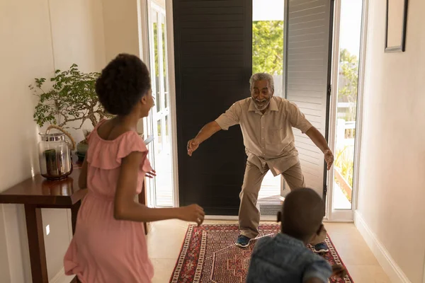 Frontansicht Eines Glücklichen Stolzen Afrikanisch Amerikanischen Großvaters Aufgeregt Nachdem Seine — Stockfoto