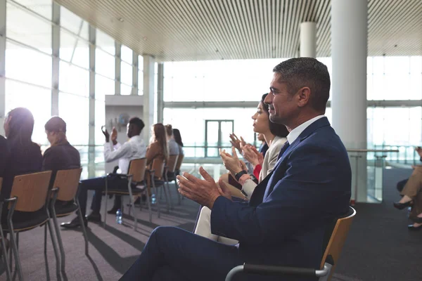 Seitenansicht Diverser Geschäftsleute Die Bei Einem Business Seminar Bürogebäude Applaudieren — Stockfoto