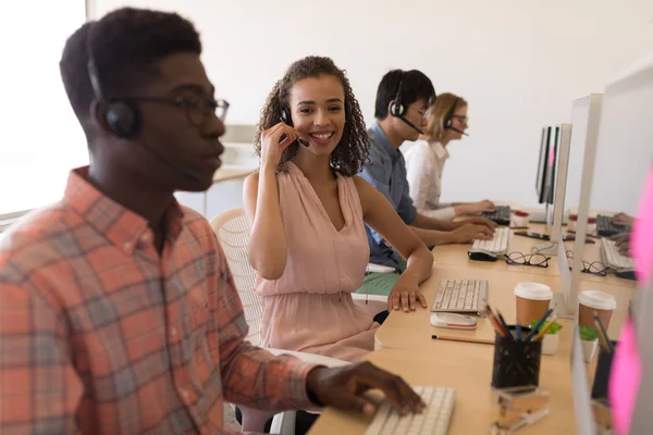 Vista Lateral Diversos Executivos Que Trabalham Computador Pessoal Enquanto Comunicam — Fotografia de Stock