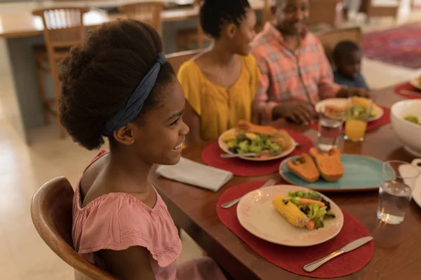 一个快乐的非裔美国人家庭在家里的餐桌上一起吃饭的高角度 — 图库照片