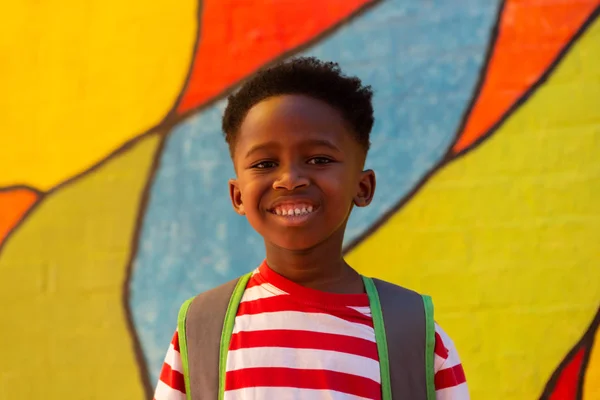 学校の校庭に立って幸せなアフリカ系アメリカ人の少年の肖像画 — ストック写真