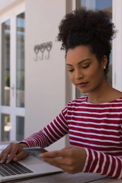 Vista Lateral Una Hermosa Mujer Afroamericana Usando Teléfono Móvil Mientras — Foto de Stock