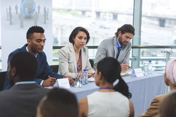 Framifrån Blandad Ras Business Personer Sittande Vid Bord Seminarium — Stockfoto