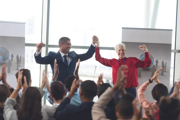 Achteraanzicht Van Uiteenlopende Zakelijke Mensen Klappen Voor Multi Etnische Zakenman — Stockfoto