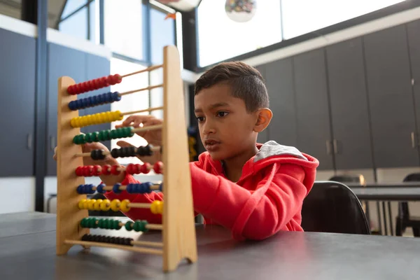 Vooraanzicht Van Schattige Gemengd Ras Schooljongen Leren Math Met Abacus — Stockfoto