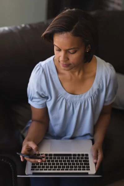 Visão Alto Ângulo Mulher Usando Telefone Celular Enquanto Trabalhava Laptop — Fotografia de Stock