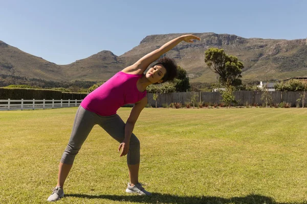 Vooraanzicht Van Mooie Jonge Vrouw Van Gemengd Ras Stretching Oefening — Stockfoto