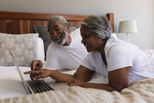 Sidovy Lyckliga Senior African American Paret Använder Laptop Medan Skrattar — Stockfoto