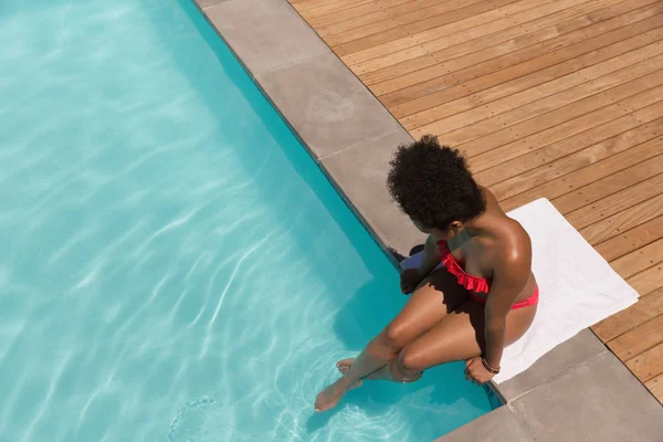 Vue Angle Élevé Une Femme Réfléchie Afro Américaine Relaxant Dans — Photo