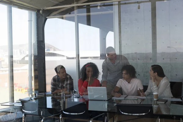 Vooraanzicht Van Multi Etnische Collega Bespreken Plannen Laptop Het Moderne — Stockfoto