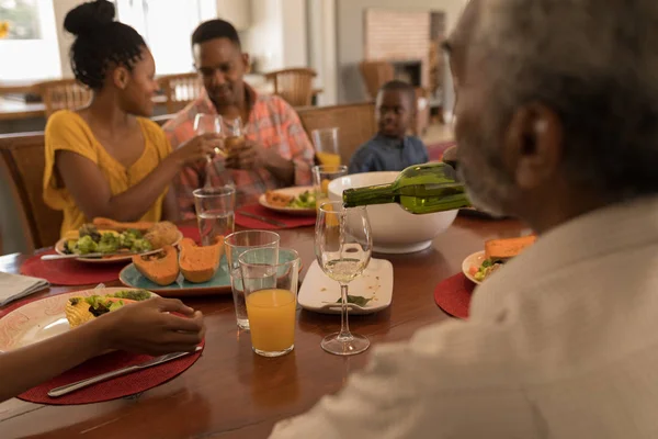 Vista Trasera Una Familia Varias Generaciones Que Tiene Vino Mesa —  Fotos de Stock