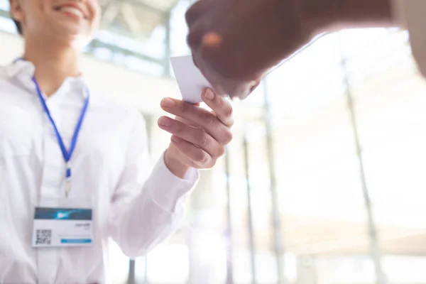 Primer Plano Diversos Empresarios Que Intercambian Tarjetas Visita Conferencias — Foto de Stock