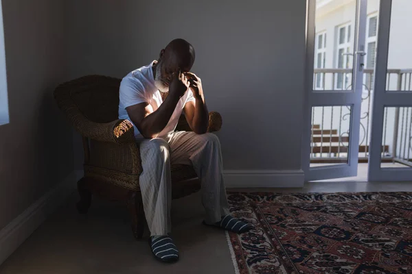 Vista Frontal Anciano Afroamericano Preocupado Sentado Una Silla Mimbre Sala —  Fotos de Stock