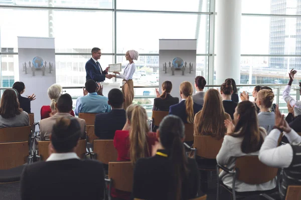 Adamları Semineri Ofis Binası Alkış Önünde Karışık Yarış Işadamı Ödülü — Stok fotoğraf