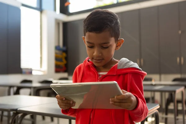 Vooraanzicht Van Doordachte Gemengd Ras Schooljongen Met Behulp Van Digitale — Stockfoto