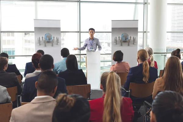 Frontansicht Eines Jungen Asiatischen Geschäftsmannes Der Bei Einem Business Seminar — Stockfoto