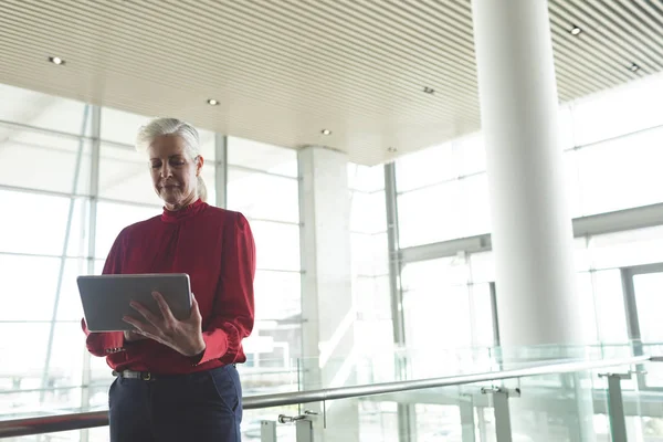 Front View Senior Caucasian Businesswoman Using Digital Tablet Modern Office — Stock Photo, Image