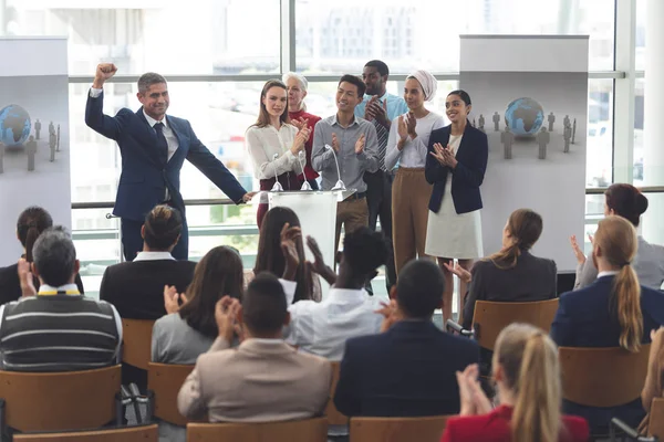 Vooraanzicht Van Gemengd Ras Zakenman Permanent Podium Met Diverse Collega — Stockfoto