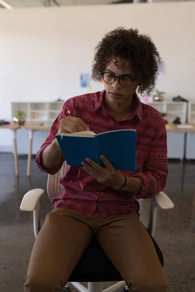 Frontansicht Eines Intelligenten Gemischten Geschlechts Männliche Führungskräfte Schreiben Tagebuch Modernen — Stockfoto