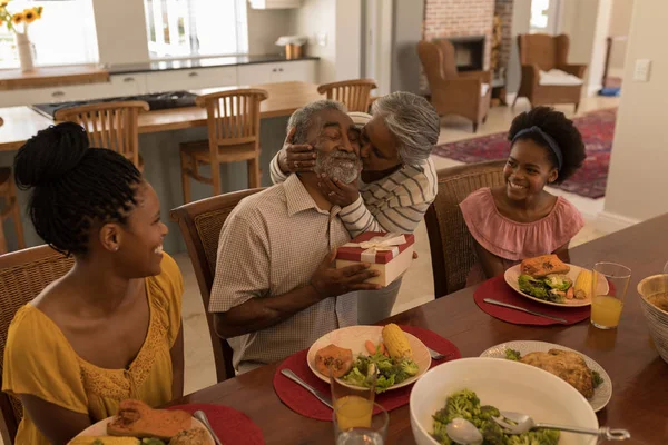 Zijaanzicht Van African American Senior Vrouw Haar Echtgenoot Omringd Door — Stockfoto