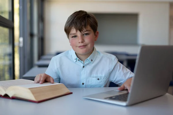 Vooraanzicht Van Een Kaukasische Schooljongen Lezen Van Een Boek Met — Stockfoto