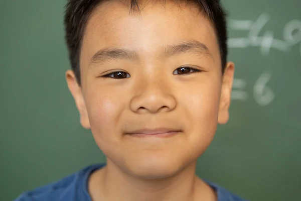 Kamera Ilköğretim Okulunda Sınıfta Bakarak Şirin Asyalı Okul Çocuğu Close — Stok fotoğraf