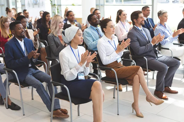 Vista Lateral Grupo Empresários Diversos Aplaudindo Durante Seminário Negócios Prédio — Fotografia de Stock