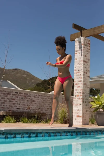 Volledige Lengte Van Prachtige Afrikaanse Amerikaanse Vrouw Bikini Lopen Buurt — Stockfoto